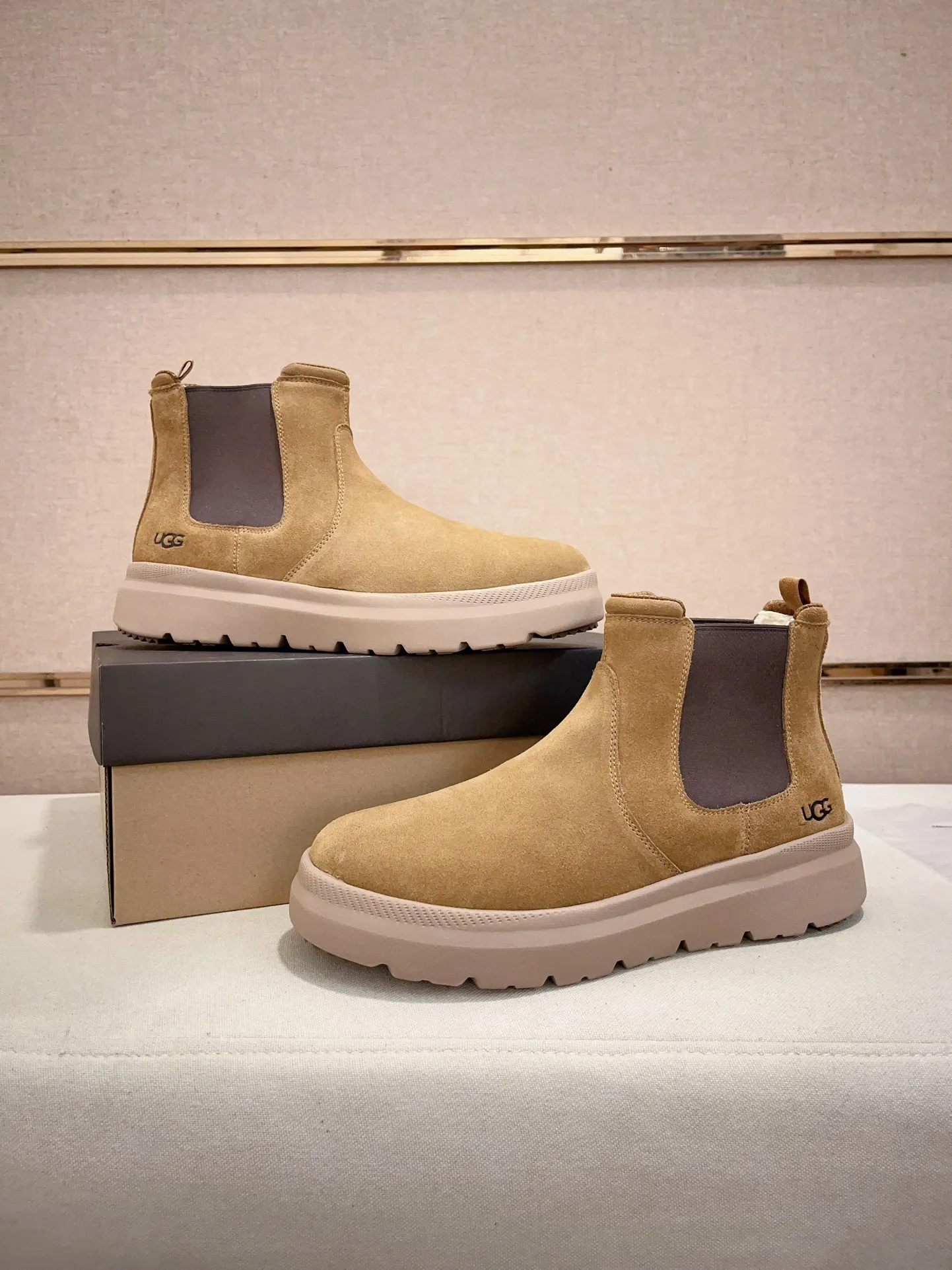 Men's shoes💰: 600💰(high-end goods) UGG❄️❄️Latest model 1:1⃣️quality, fabric: high-end quality first-layer cowhide imported from Europe. Lining: wool lining, sole: pure imported rubber foam outsole. ❤️High-end goods, fine workmanship, trendy and fashionable. The fit is very classy. If you know the goods, you will definitely not be able to refuse😍😍Code number: 41-45. Can be customized 46.47.